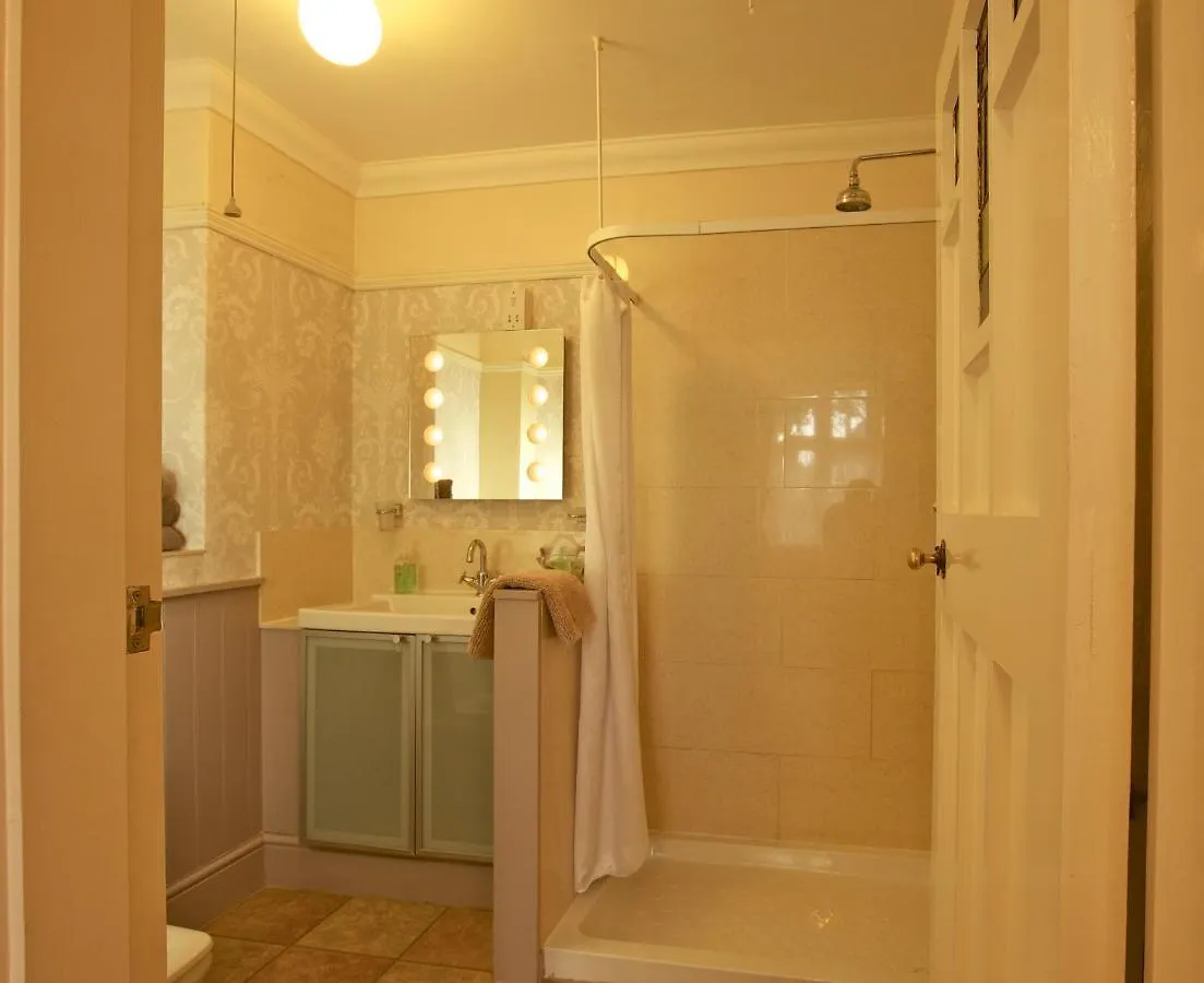 Acorn Guest House In Hull Kingston upon Hull Bed & Breakfast